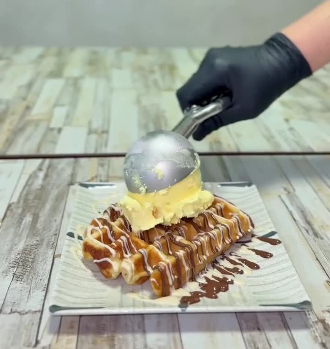 Gofre belga con helado, Rayuela